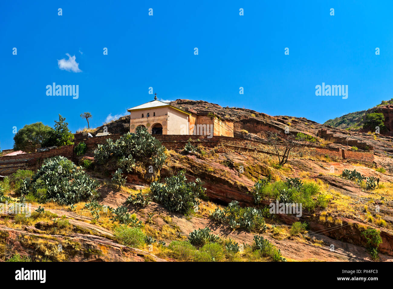Semi-monolitico chiesa rock Abreha wa Atsbeha su una collina della roccia nei pressi di Wukro, Tigray, Etiopia Foto Stock