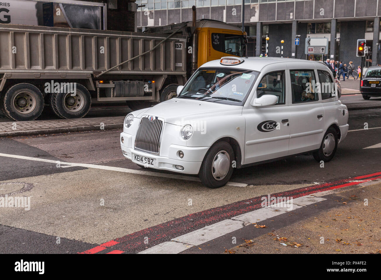 Un quadrante bianco una cabina taxi a Londra,l'Inghilterra,UK Foto Stock Un quadrante bianco una cabina taxi a Londra,l'Inghilterra,UK Foto Stock