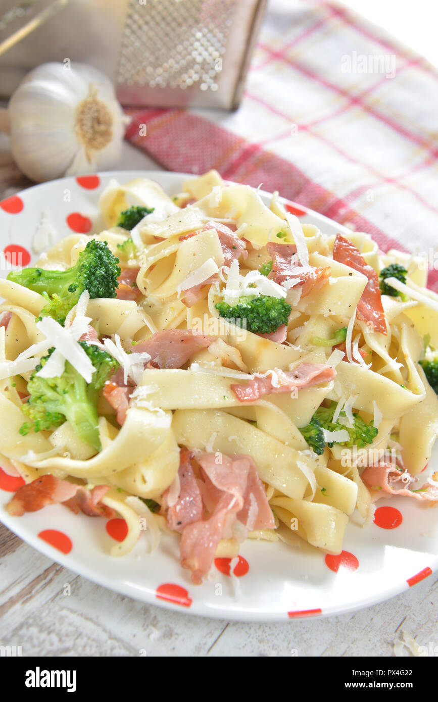 Tagliatelle con broccoli e prosciutto Foto Stock