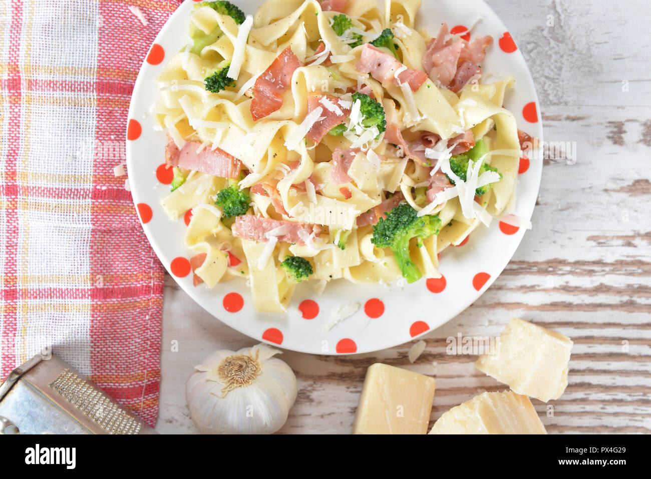 Tagliatelle con broccoli e prosciutto Foto Stock