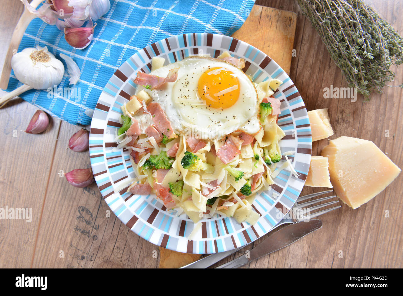 Tagliatelle con broccoli, prosciutto e uova fritte Foto Stock