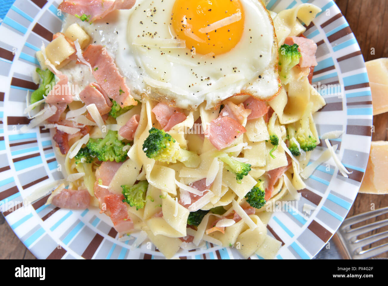 Tagliatelle con broccoli, prosciutto e uova fritte Foto Stock