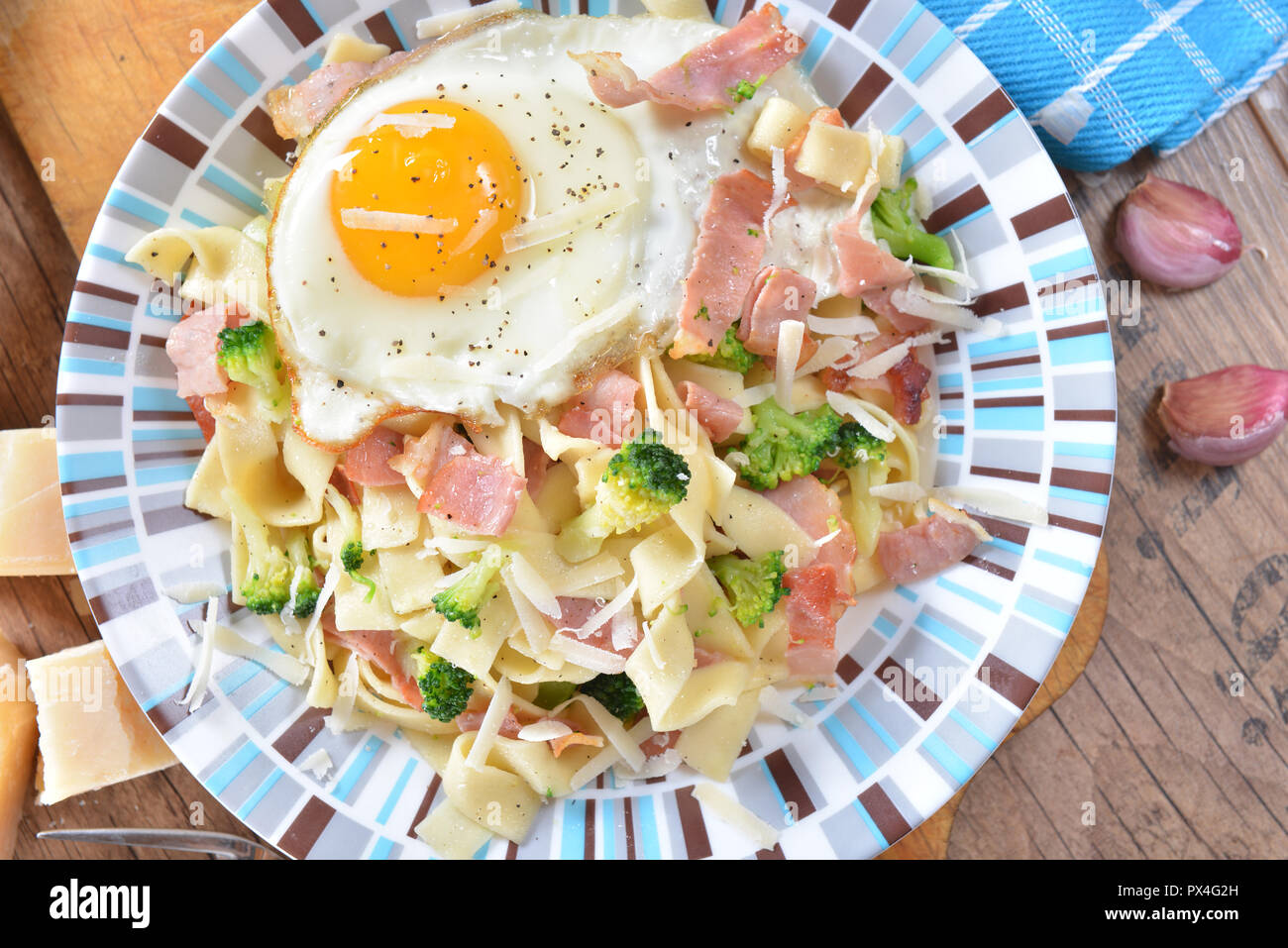 Tagliatelle con broccoli, prosciutto e uova fritte Foto Stock