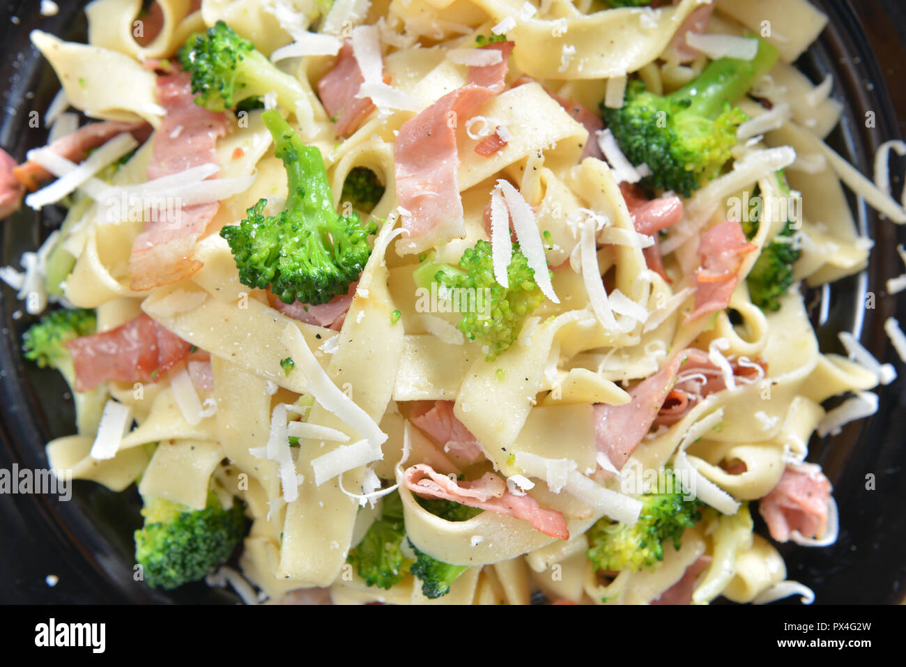 Tagliatelle con broccoli e prosciutto Foto Stock