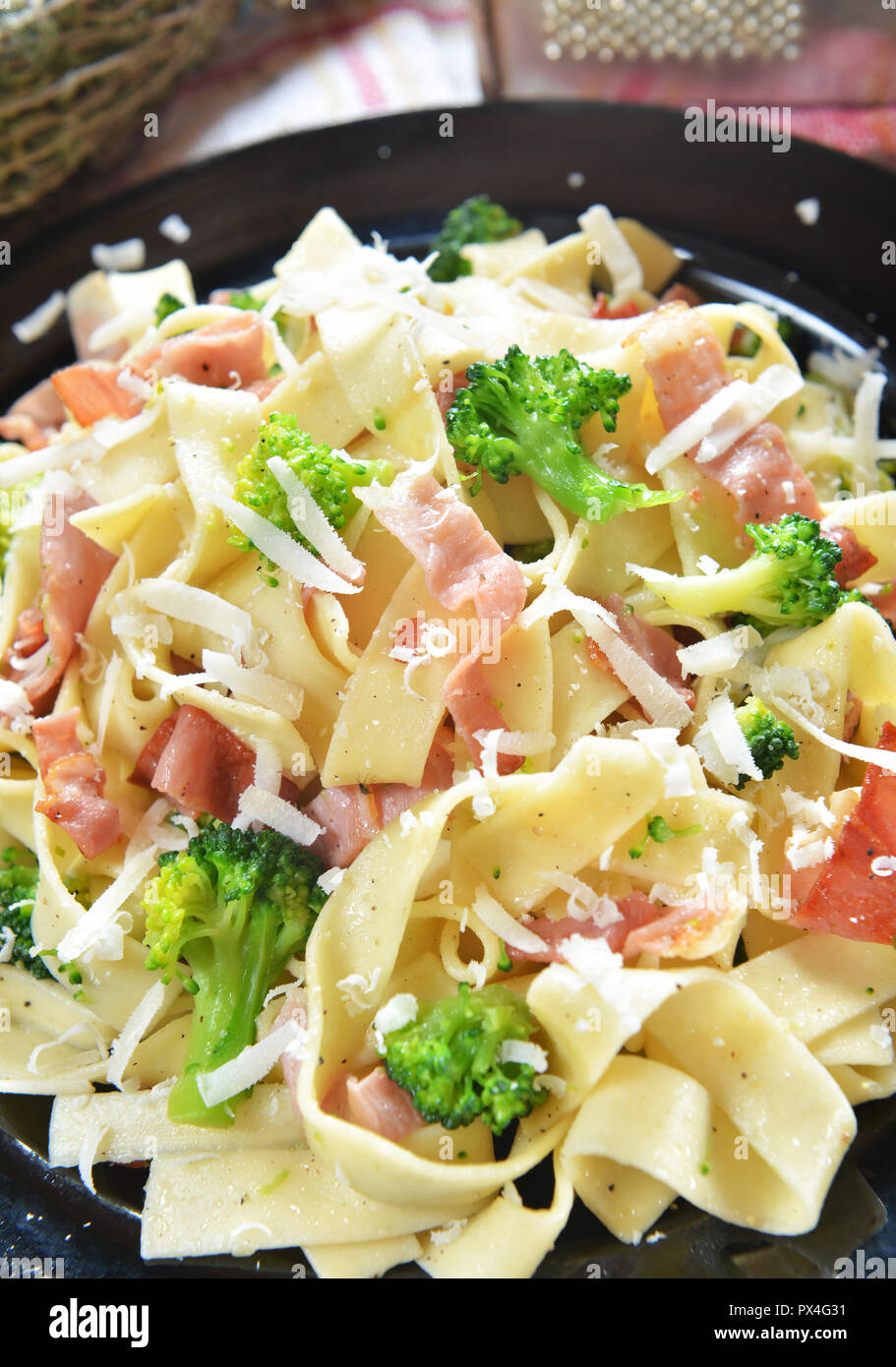 Tagliatelle con broccoli e prosciutto Foto Stock