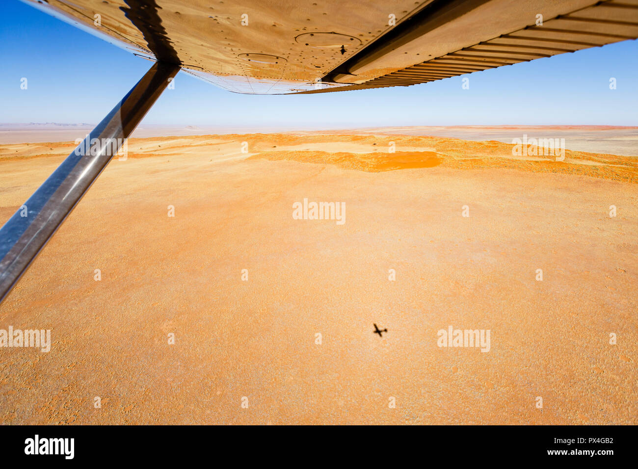 Vista aerea, ombra di piccoli aerei a terra, Namib Desert, Namib-Naukluft National Park, Namibia Foto Stock