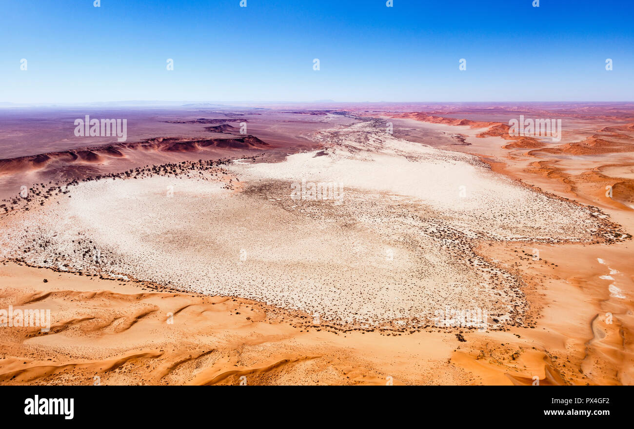 Foto aerea, Tsondab pan, Tsondabvlei, circondata da dune rosse, Namib Desert, Namib-Naukluft National Park, Namibia Foto Stock