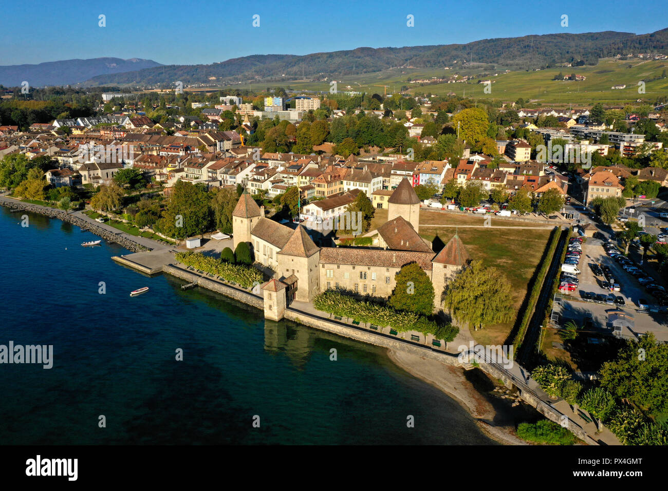 Castello e la città di Rolle sul Lago di Ginevra, nel Cantone di Vaud, Svizzera Foto Stock