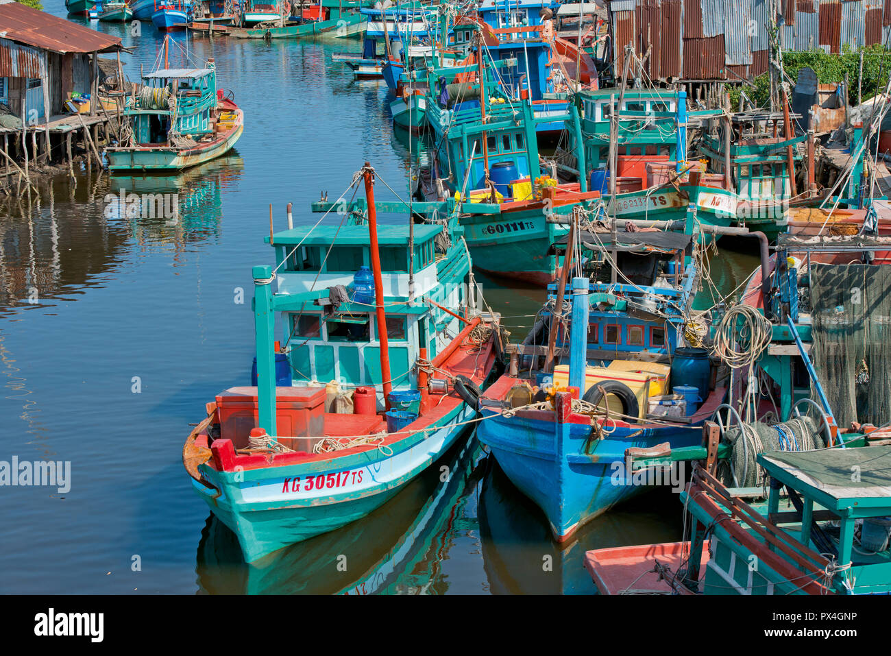 Coloratissime barche di pescatori, Phu Quoc Island, Vietnam Foto Stock