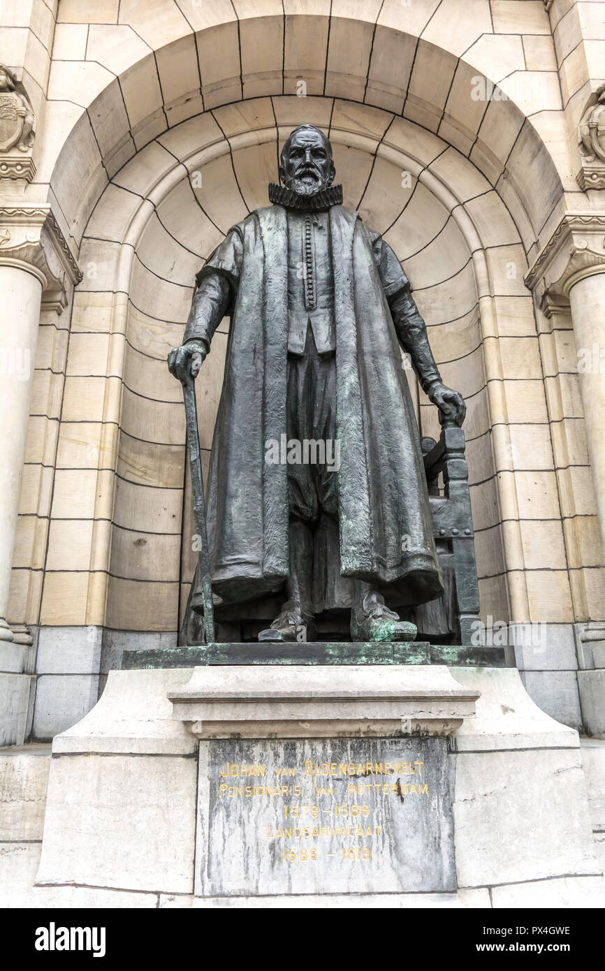 Statua di statista olandese Johan van Oldenbarnevelt in una nicchia del municipio. Foto Stock