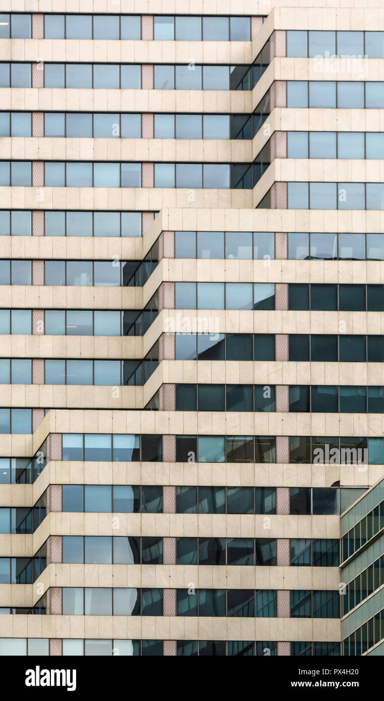 Frammento astratto di architettura contemporanea, le pareti in vetro e calcestruzzo. Parete di vetro per ufficio moderno edificio. Finestra di ufficio backgrou pattern Foto Stock