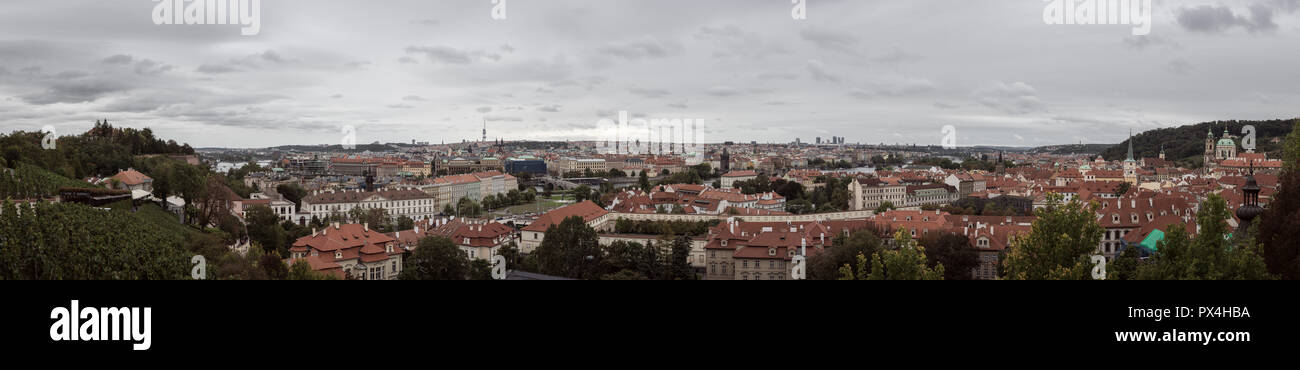 Praga vista panoramica dalla terrazza in castello Foto Stock