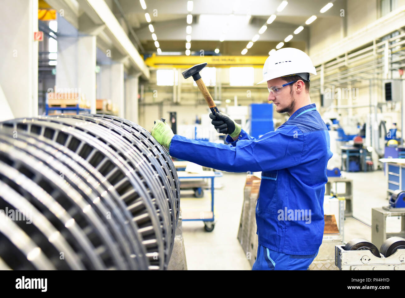 Lavoratori la fabbricazione di turbine a vapore in una fabbrica industriale Foto Stock