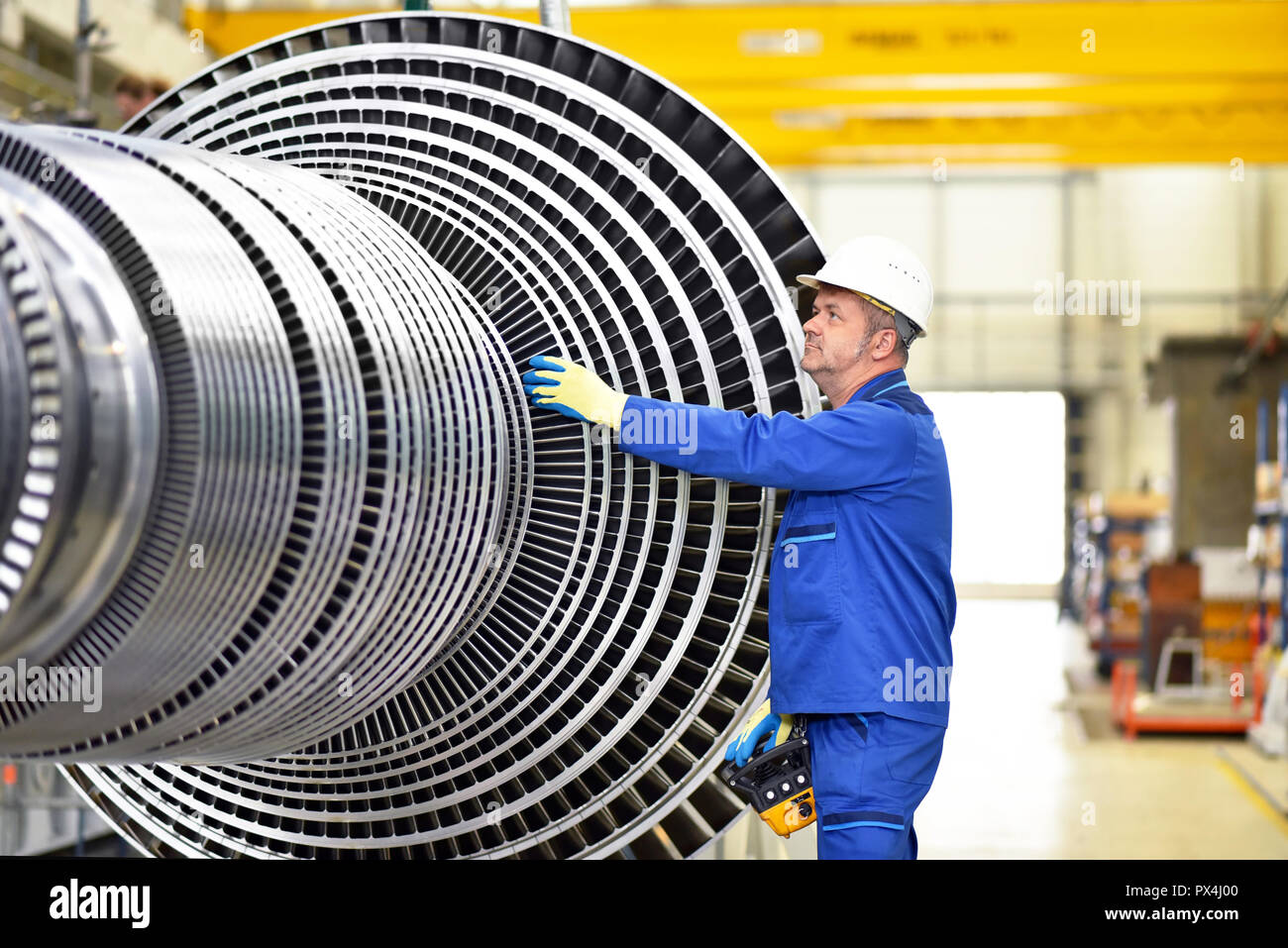 Lavoratori la fabbricazione di turbine a vapore in una fabbrica industriale Foto Stock