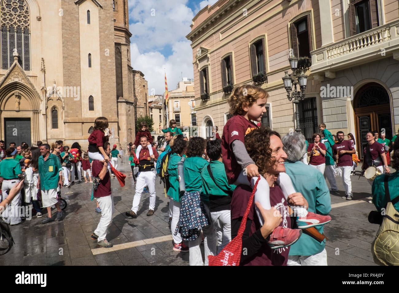Giovani,membri,d,Castellers, ,,Umana castle,squadre,ondata,sciarpe,colori,a,i,fine,d,i,evento,dopo,che,costruito,torri umane,a,Sabadell,Barcelona, Foto Stock