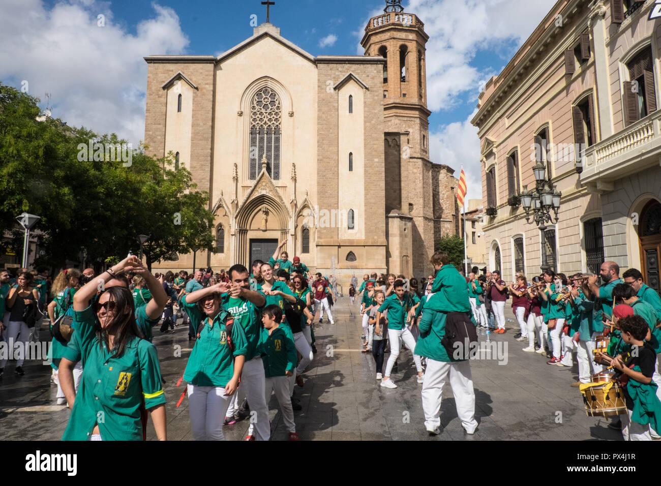 ,Membri,d,Castellers, ,,Umana castle,squadre,ballo,e,cantare,a,i,fine,d,i,evento,dopo,che,costruito,torri umane,a,Sabadell,Barcellona,Cataluña,Spagna Foto Stock
