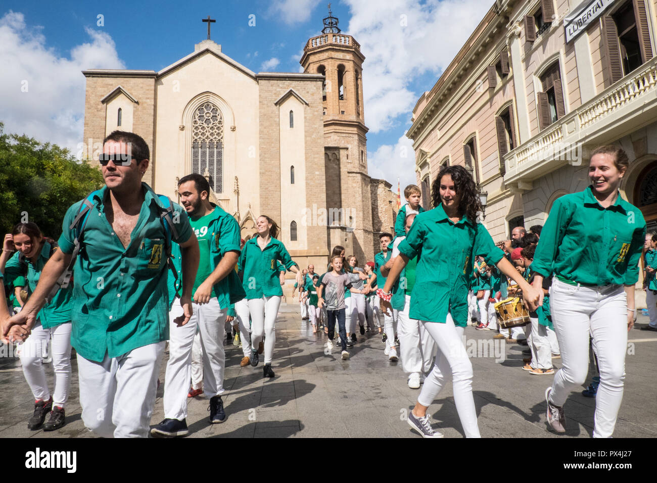 ,Membri,d,Castellers, ,,Umana castle,squadre,ballo,e,cantare,a,i,fine,d,i,evento,dopo,che,costruito,torri umane,a,Sabadell,Barcellona,Cataluña,Spagna Foto Stock