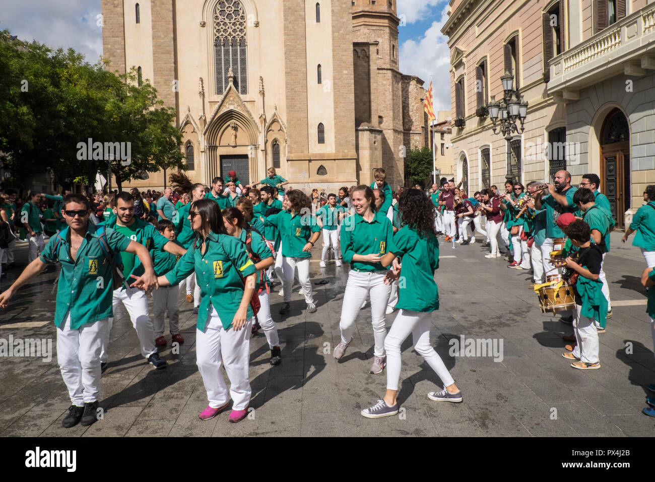 ,Membri,d,Castellers, ,,Umana castle,squadre,ballo,e,cantare,a,i,fine,d,i,evento,dopo,che,costruito,torri umane,a,Sabadell,Barcellona,Cataluña,Spagna Foto Stock