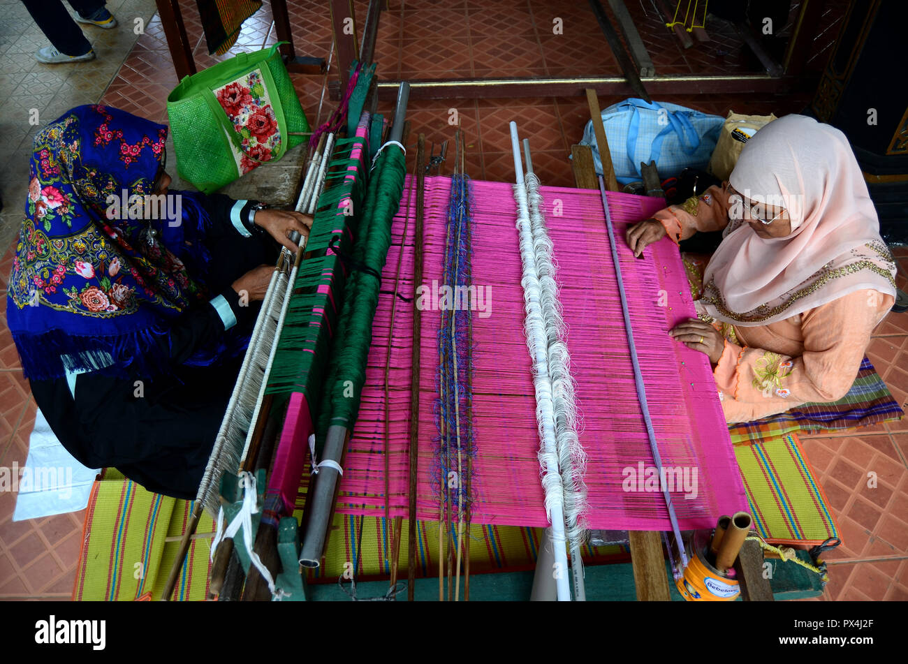 Ad Aceh la tessitura songket Foto Stock