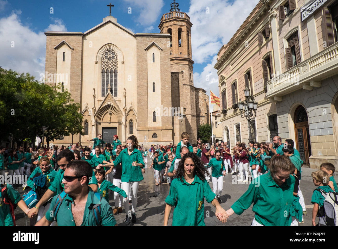 ,Membri,d,Castellers, ,,Umana castle,squadre,ballo,e,cantare,a,i,fine,d,i,evento,dopo,che,costruito,torri umane,a,Sabadell,Barcellona,Cataluña,Spagna Foto Stock