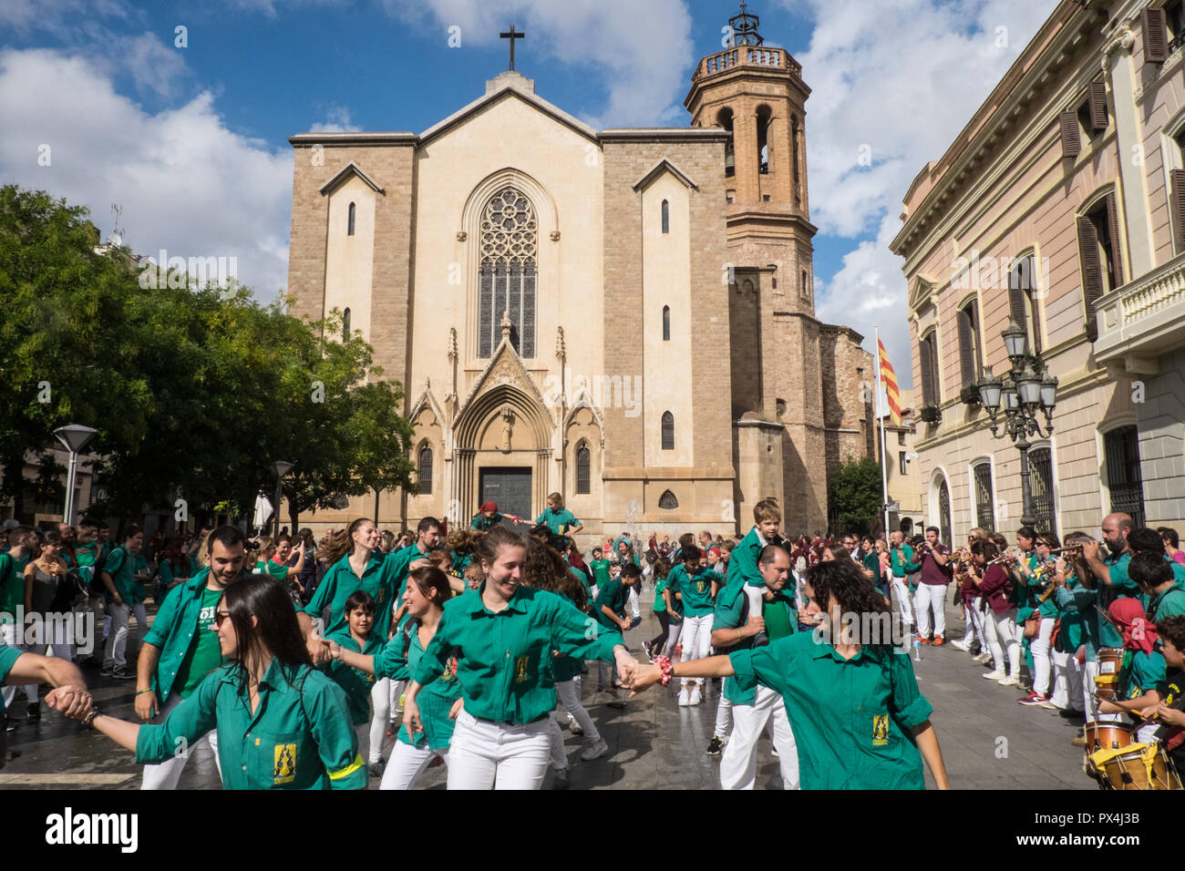 ,Membri,d,Castellers, ,,Umana castle,squadre,ballo,e,cantare,a,i,fine,d,i,evento,dopo,che,costruito,torri umane,a,Sabadell,Barcellona,Cataluña,Spagna Foto Stock