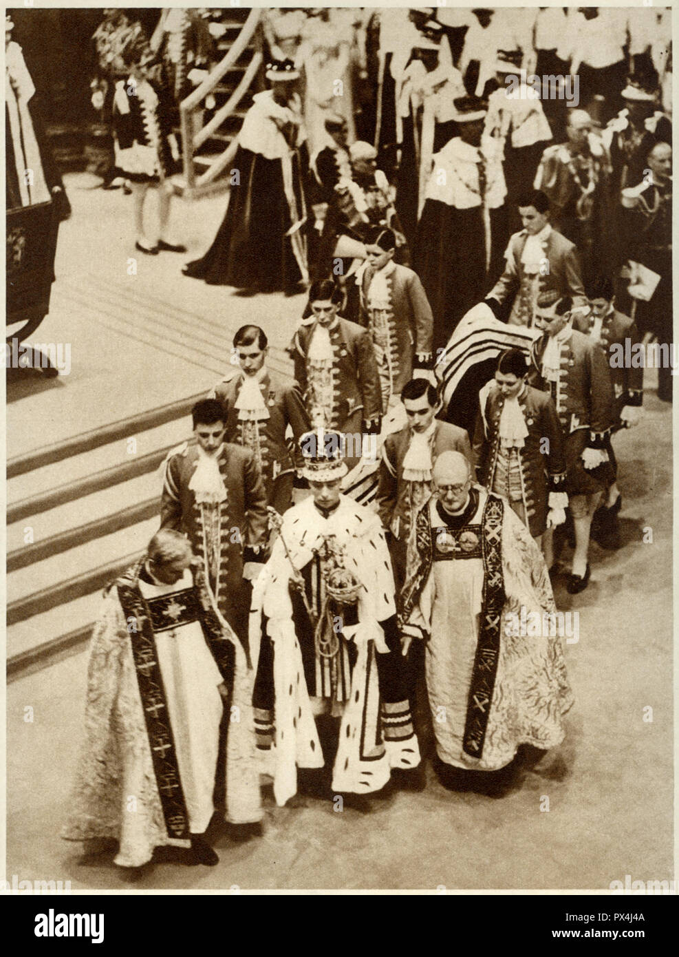 King George il sesto a Westminster Abbey il 12 Maggio 1937 mostra il re indossa la sua incoronazione vesti la corona e portante il globo e scettro pubblicato in una incoronazione souvenir libro pubblicato dal Daily Express datata 1937 Foto Stock