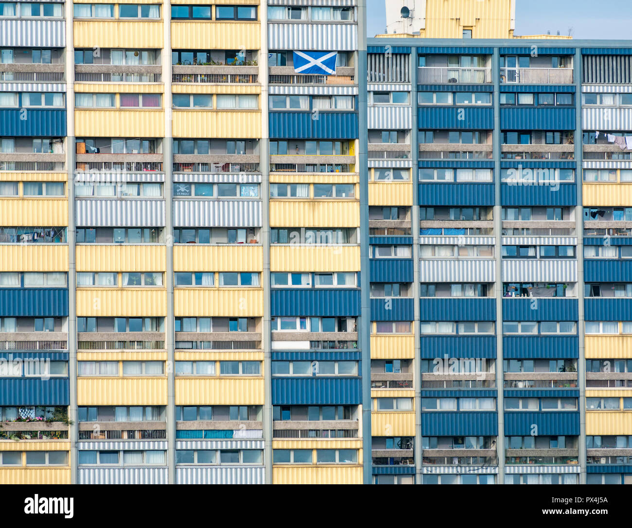 Consiglio di alloggi sociali a torre con si intraversa bandiera scozzese visualizzato sul balcone, Couper Street, Leith, Edimburgo, Scozia, Regno Unito Foto Stock