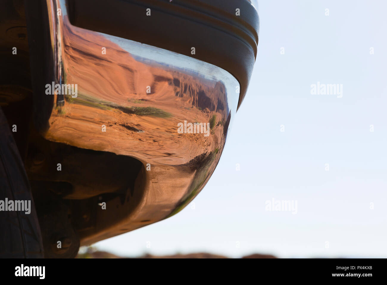 Curva a ferro di cavallo, Pagina, AZ, Stati Uniti d'America. Il paraurti cromato di un pickup riflette scenario desertico. Foto Stock