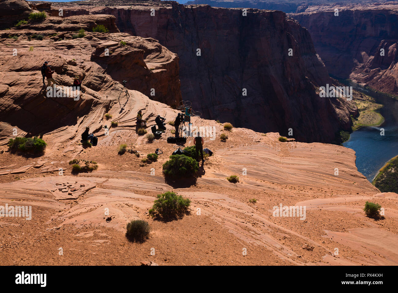 Curva a ferro di cavallo. Troupe di registrazione cerchio Navajo dancing dimostrazione. Foto Stock