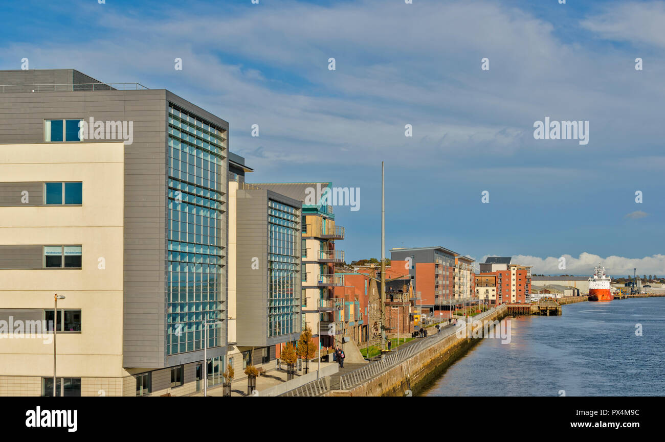 DUNDEE Scozia il lungomare e nuovo sviluppo di alloggiamento Foto Stock