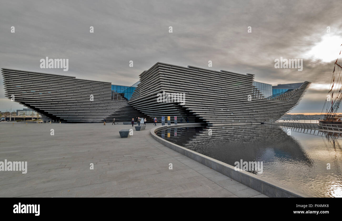 V E UN MUSEO DEL DESIGN DUNDEE Scozia l edificio su un inizio di mattina di autunno Foto Stock
