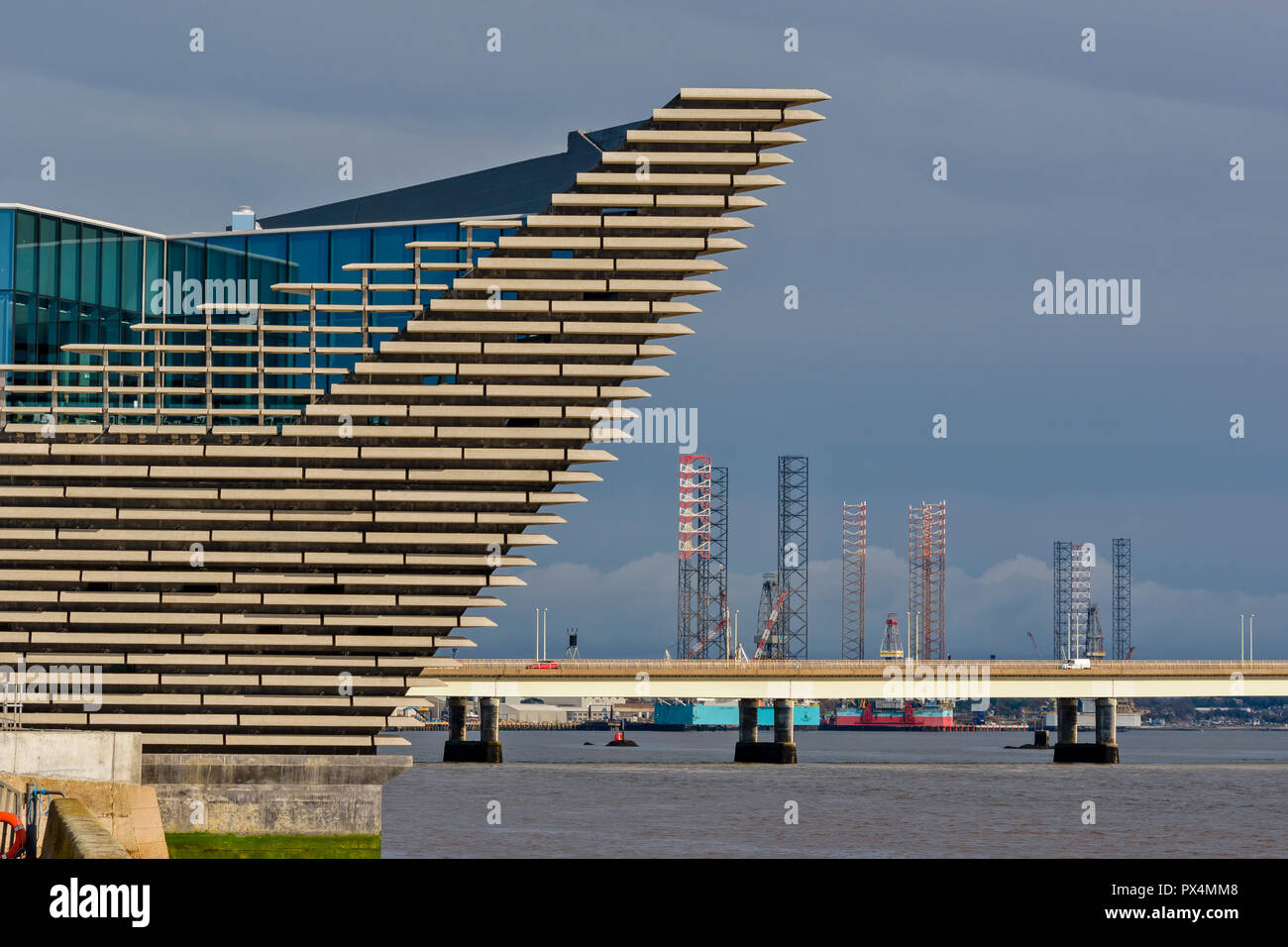 V E UN MUSEO DEL DESIGN DUNDEE Scozia la prua dell'edificio che domina il TAY ESTUARIO E TAY ROAD BRIDGE Foto Stock