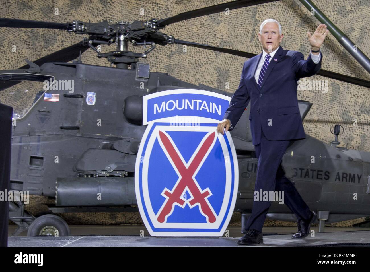 Vice Presidente Mike Pence saluta i soldati e gli ospiti alla firma della difesa nazionale atto di autorizzazione a Fort Drum, New York, 13 agosto 2018. Immagine cortesia Sgt. Thomas Scaggs / decimo combattere la Brigata Aerea. () Foto Stock