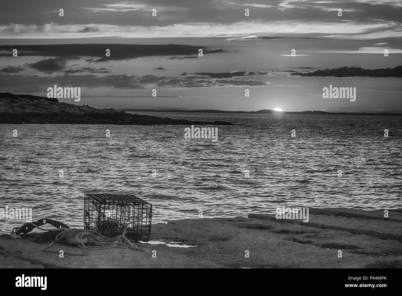 L'oceano aggiunge una varietà di emozioni durante il tramonto. Foto Stock
