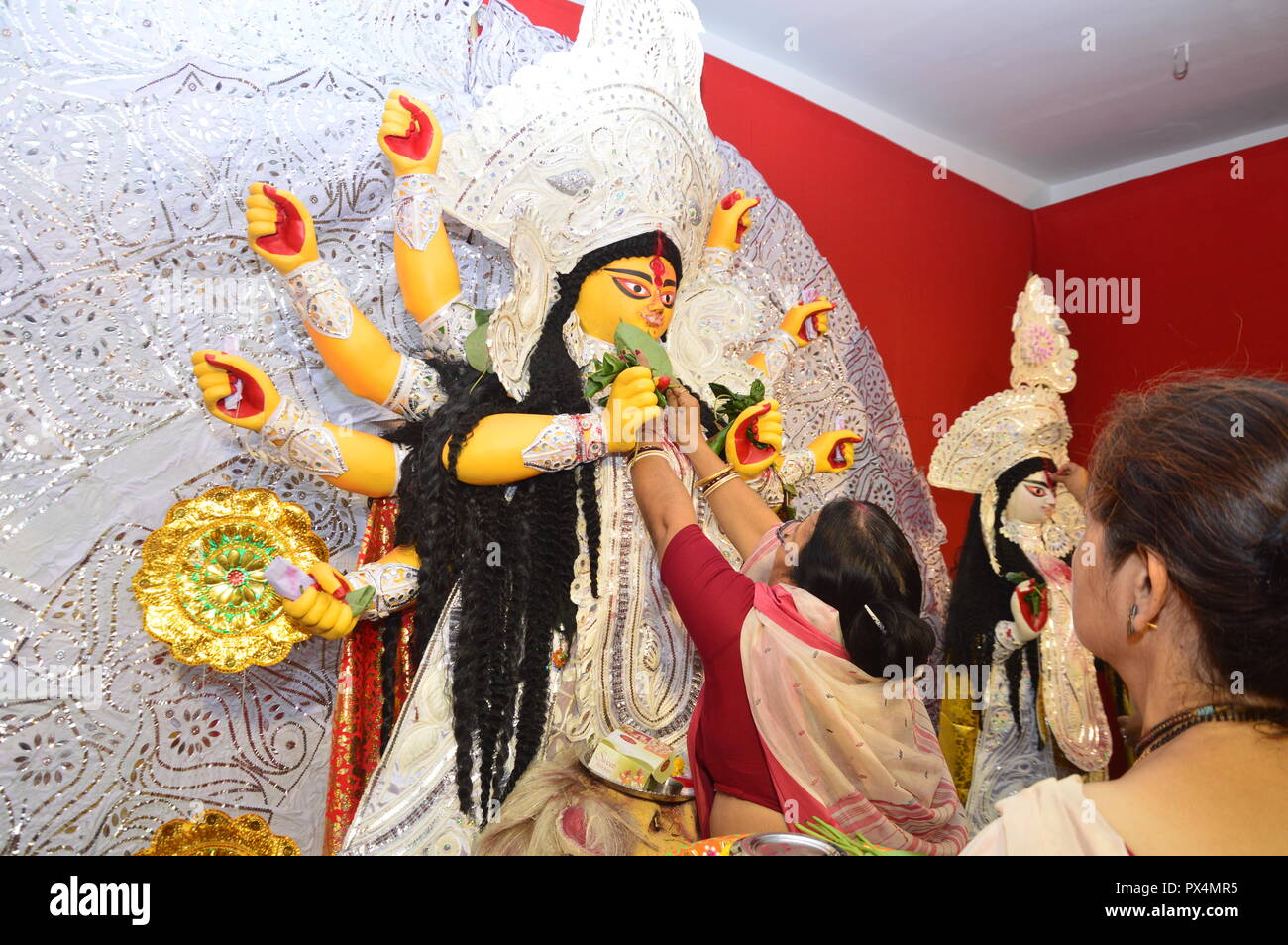 Durga Puja / Navratri in Kolkata, India termina con la celebrazione di 'Sindoor Khela'. ('Vermillion gioco"). Donne indù appositamente bengali donne cospargere e Foto Stock