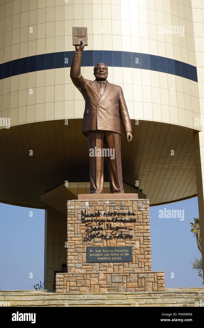 Denkmal des Sam Nujoma, vor dem Unabhängigkeits-Gedenkmuseum, a Windhoek, Namibia, Afrika Foto Stock