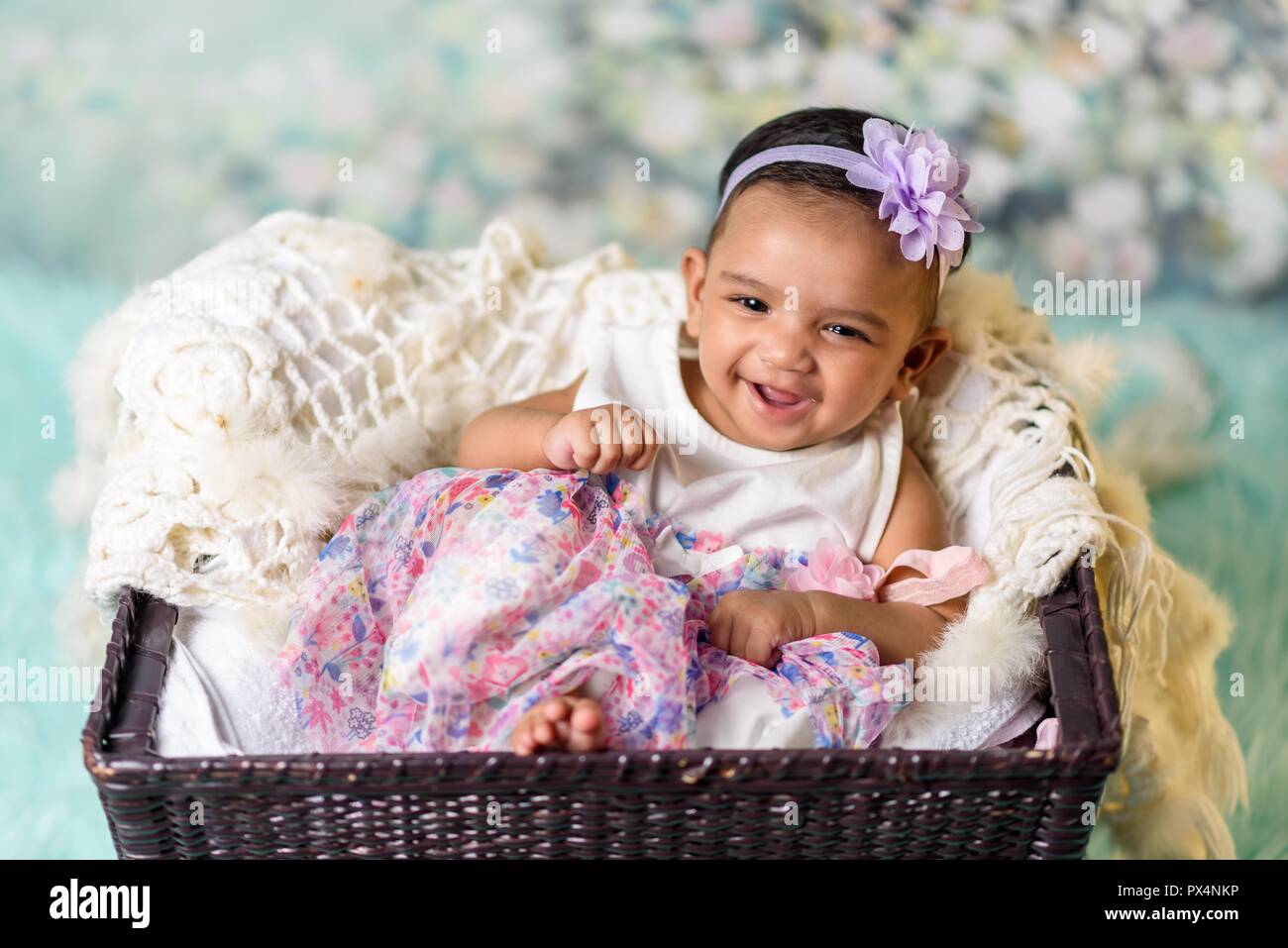 Bella sorridente bambina in una busket. Foto Stock