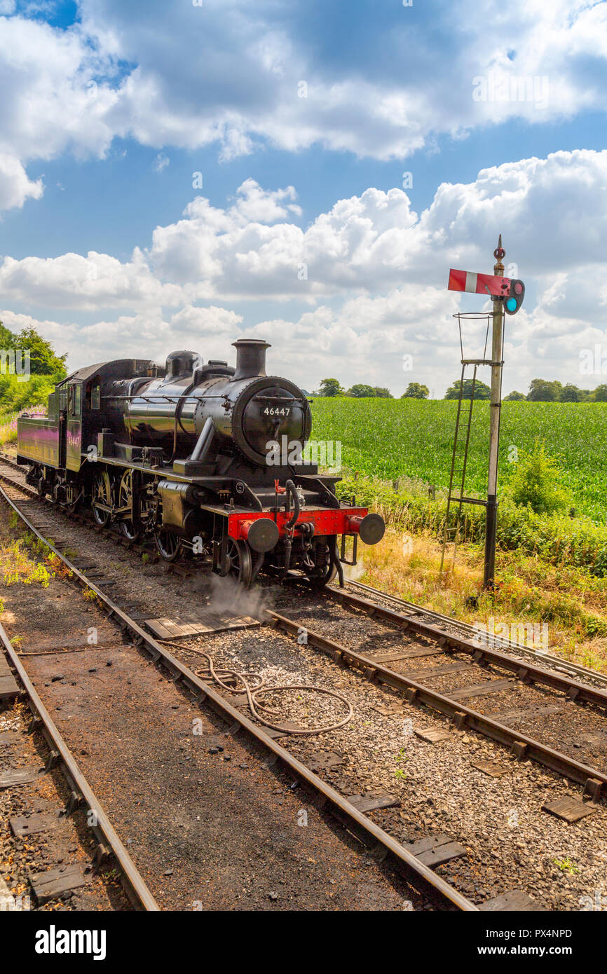 Ex LMS 2-6-0 Ivatt vapore 46447 loco presso East Somerset ferroviaria stazione Cranmore, Somerset, Inghilterra, Regno Unito Foto Stock