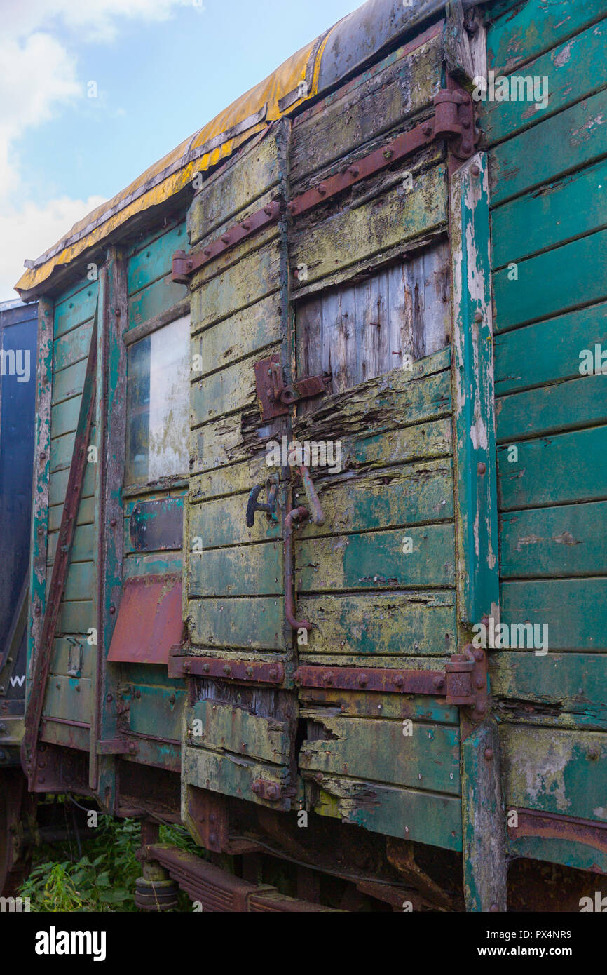 Rot, ruggine e degrado di alcuni vintage in legno di carri ferroviari presso East Somerset Railway in Cranmore, Somerset, Inghilterra, Regno Unito Foto Stock