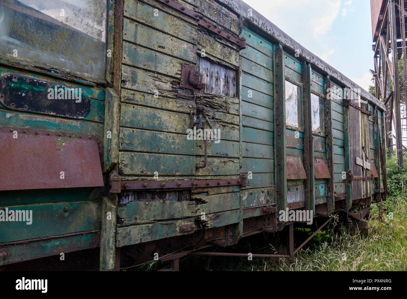 Rot, ruggine e degrado di alcuni vintage in legno di carri ferroviari presso East Somerset Railway in Cranmore, Somerset, Inghilterra, Regno Unito Foto Stock