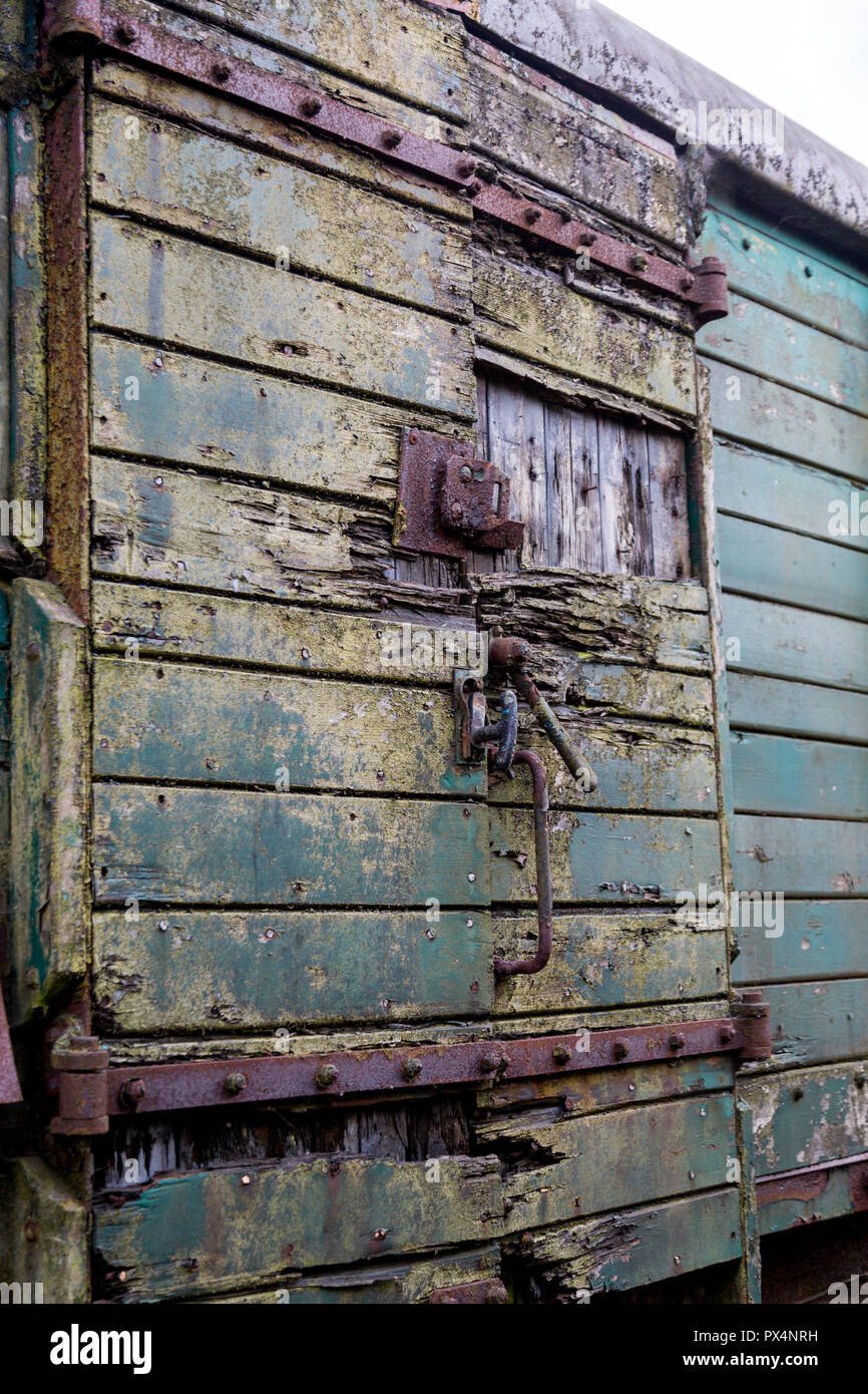 Rot, ruggine e degrado di alcuni vintage in legno di carri ferroviari presso East Somerset Railway in Cranmore, Somerset, Inghilterra, Regno Unito Foto Stock