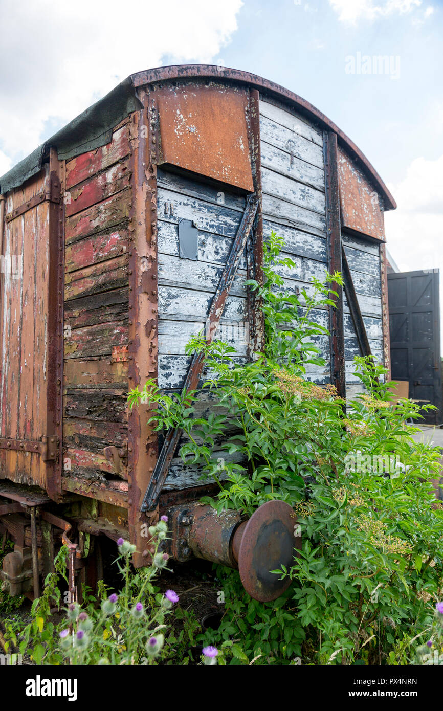 Rot, ruggine e degrado di alcuni vintage in legno di carri ferroviari presso East Somerset Railway in Cranmore, Somerset, Inghilterra, Regno Unito Foto Stock