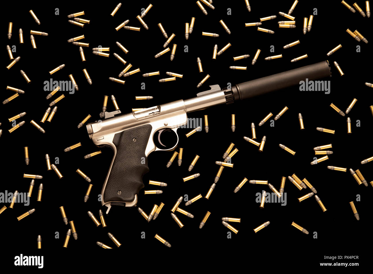 Pistola con silenziatore e munizioni live Foto Stock