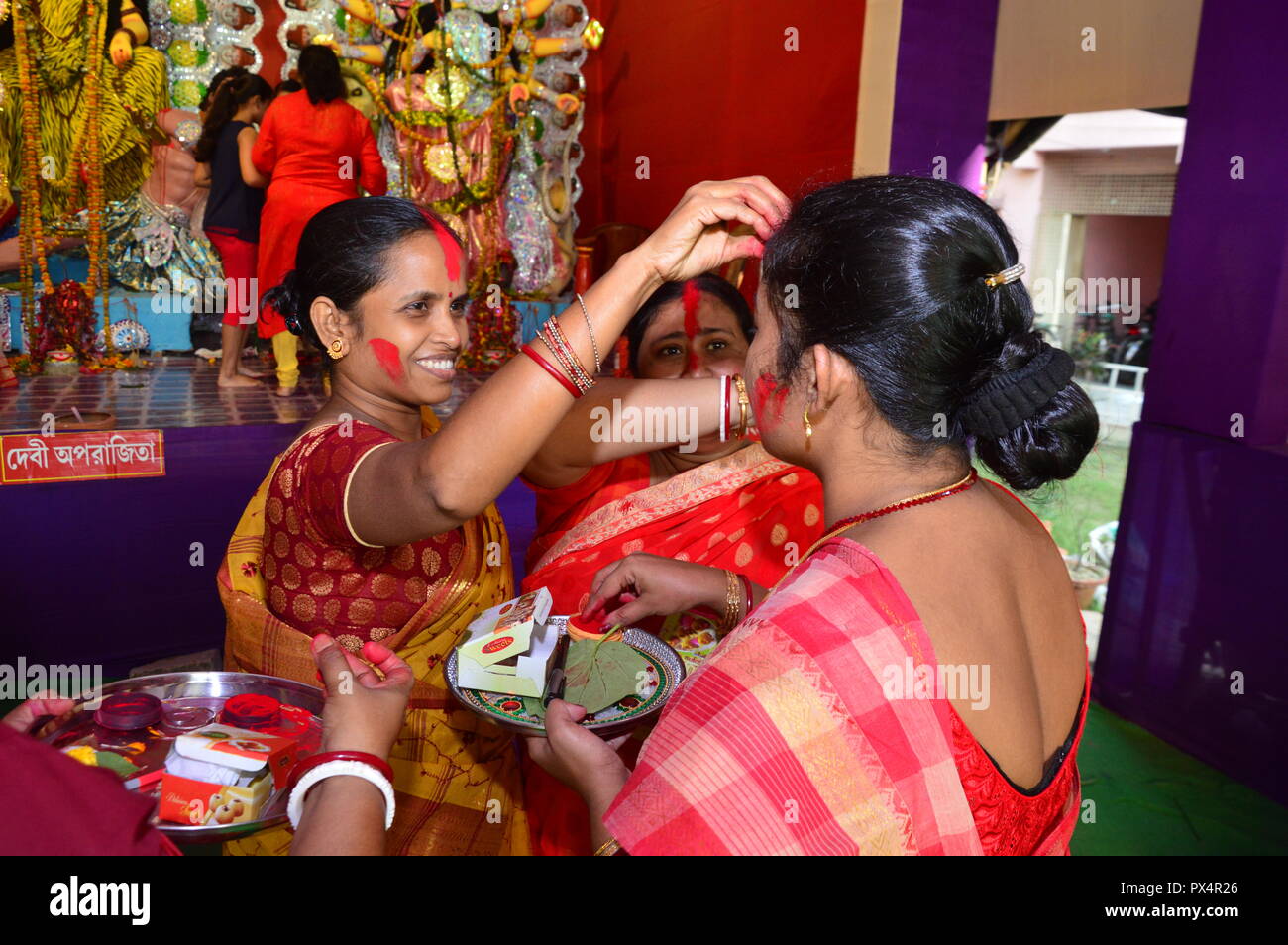 Durga Puja / Navratri in Kolkata, India termina con la celebrazione di 'Sindoor Khela'. ('Vermillion gioco"). Donne indù appositamente bengali donne cospargere e Foto Stock