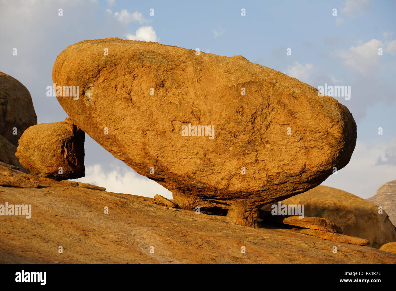 Felsböcke, Wollsackverwitterung, Bull di partito, Ameib Farm, Erongo Gebirge, Namibia, Afrika Foto Stock