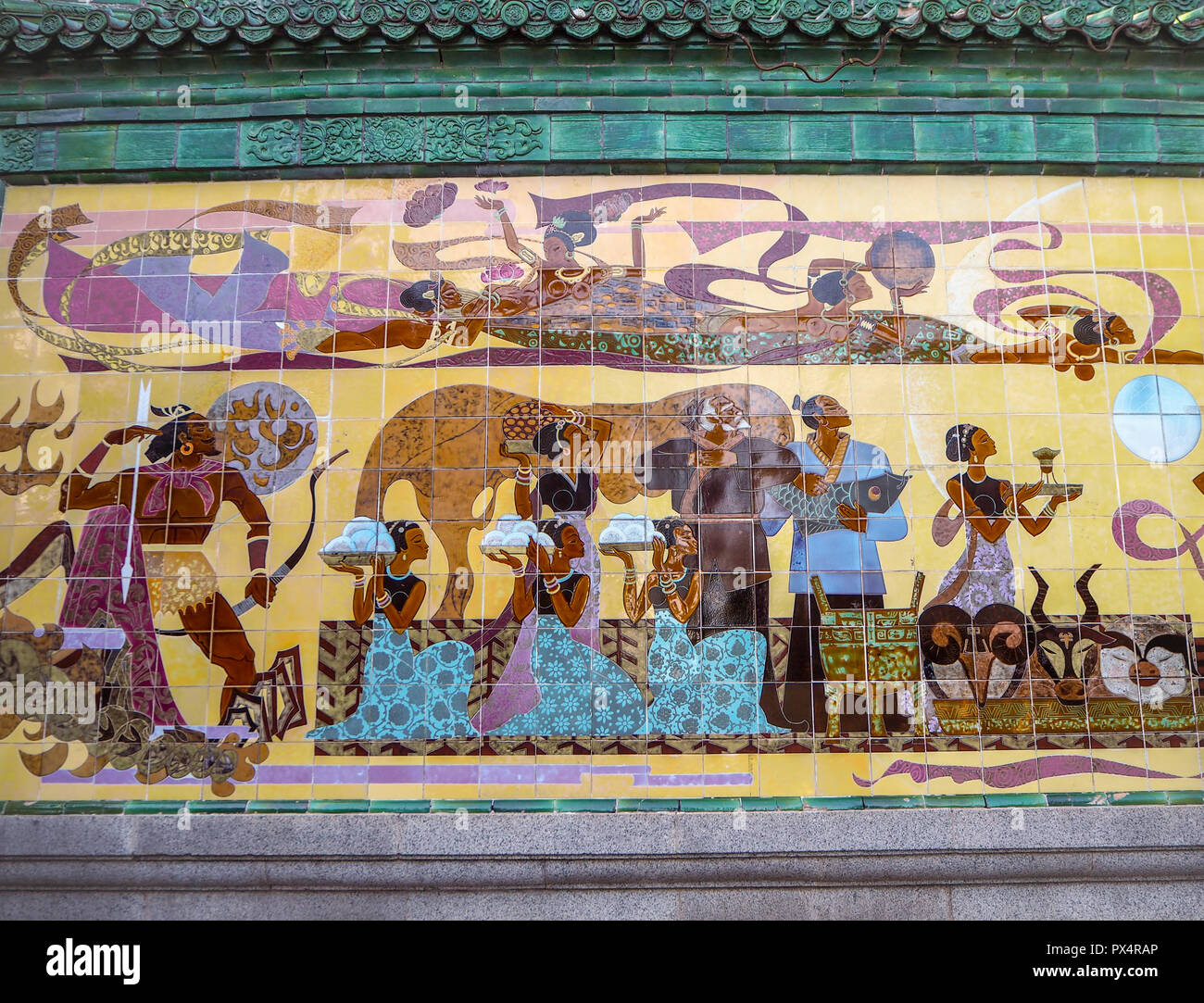 15 metro lungo il cinese murale raffigurante il rituale del culto del sole nel tempio del sole nel Distretto di Chaoyang a Pechino in Cina Foto Stock