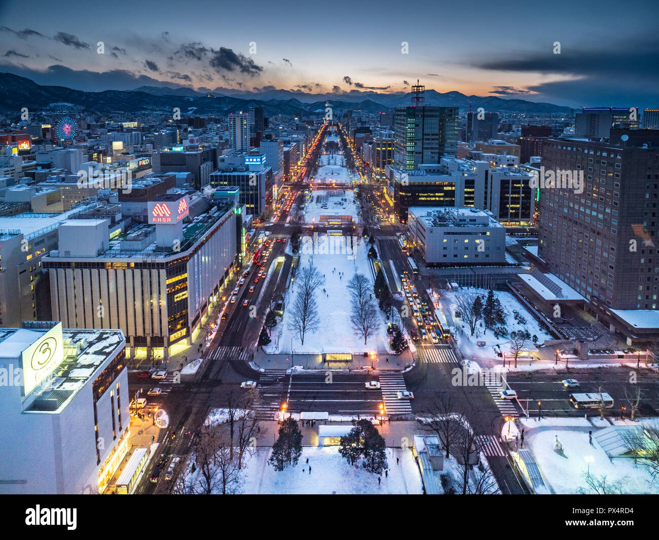 Lo skyline di Sapporo inverno - Sapporo vista da 142 metri di alta torre di Sapporo guardando verso l'Olympic Ski Jump. Il turismo di Sapporo. Foto Stock