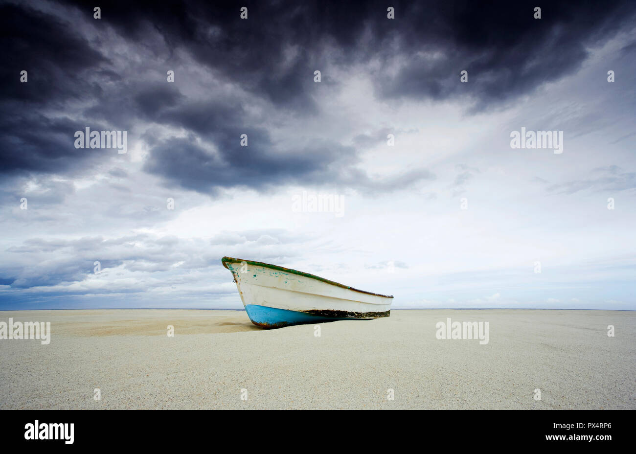 Panga barca sulla spiaggia dopo l uragano Foto Stock
