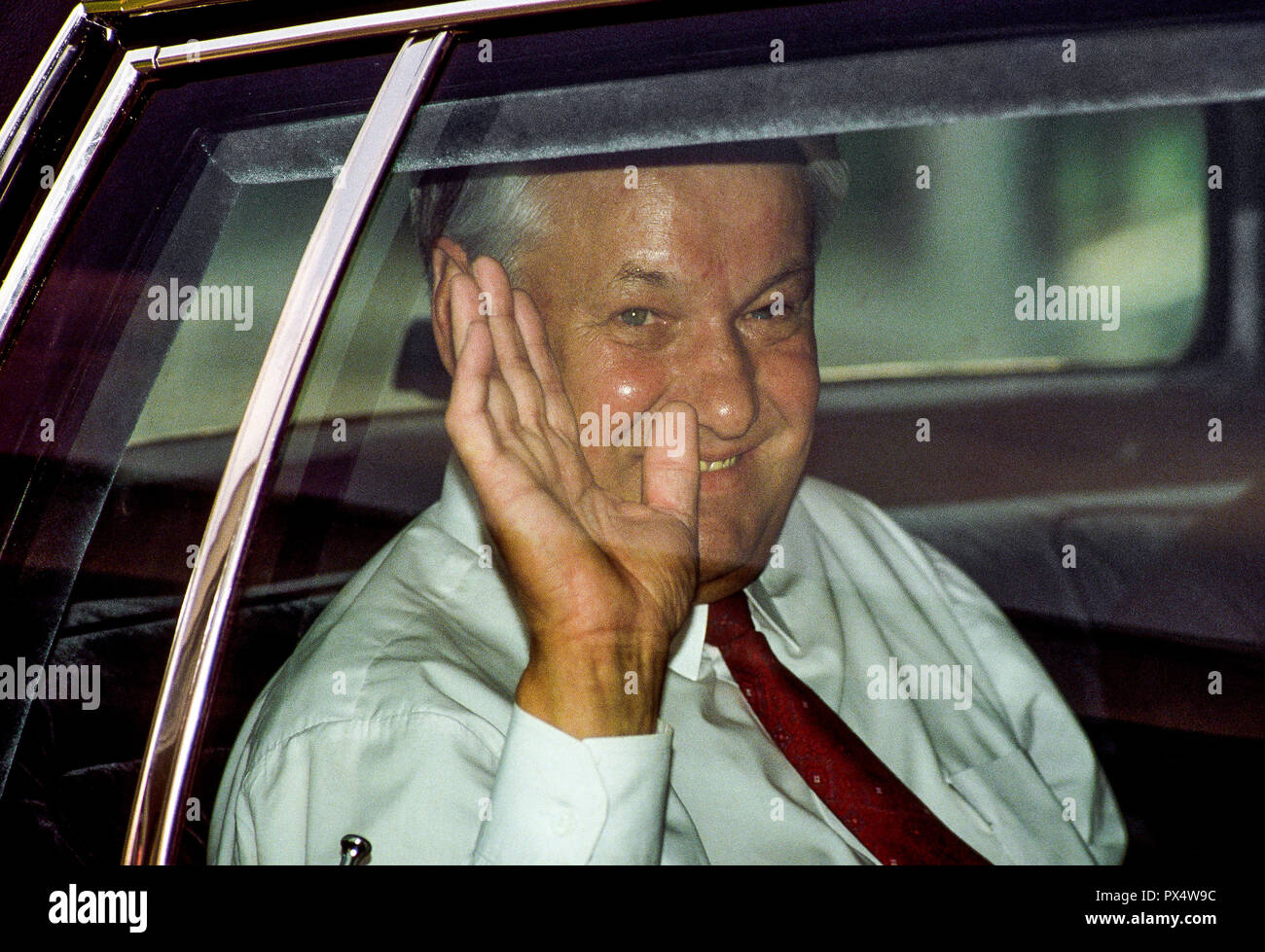 Il Presidente russo Boris Eltsin onde dal sedile posteriore della limousine come egli lascia la casa bianca dopo un incontro con il Presidente George HW Bush a Washington DC., 20 giugno 1991. Foto di Mark Reinstein /MediaPunch Foto Stock