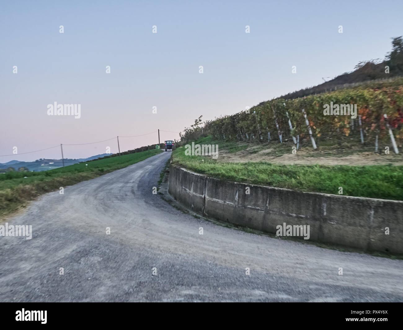 Vista del paesaggio delle Langhe, un countryisde in Pedmont molto popolare a causa dei buoni vini e cibo Foto Stock